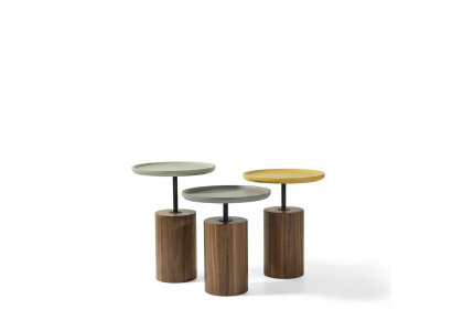 Tavoli da caffè design rotondi in legno, nuovi tavoli per il soggiorno.   Tavolini da caffè rotondi in legno di design, nuovi tavoli per il soggiorno.