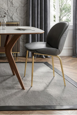 Una sedia senza confronto realizzata con materiali di alta qualità e acciaio inossidabile per la sala da pranzo.
