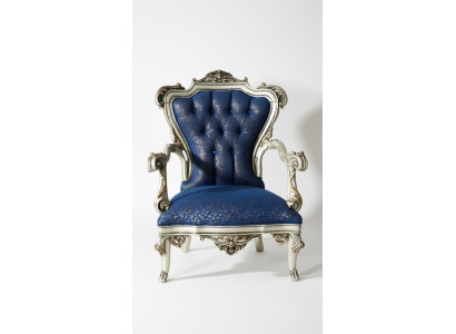 Una favolosa poltrona in stile classico blu con motivi decorativi.