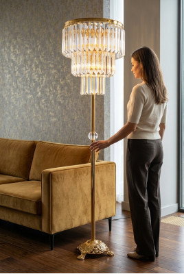 Lampada da terra dorata moderna per illuminare il soggiorno.