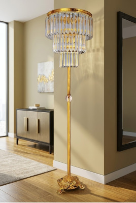Lampada da terra dorata moderna per illuminare il soggiorno.