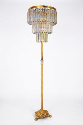 Lampada da terra dorata moderna per illuminare il soggiorno.