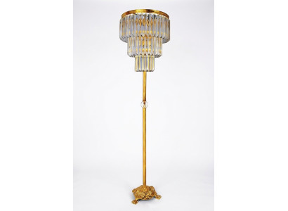 Lampada da terra dorata moderna per illuminare il soggiorno.