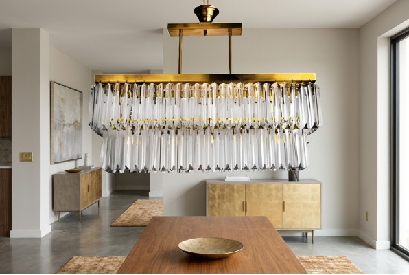 Lustro moderno a soffitto in ottone di lusso per il soggiorno.