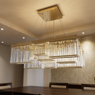 Lustro dorato bellissima lampada a soffitto in cristallo soggiorno di lusso.