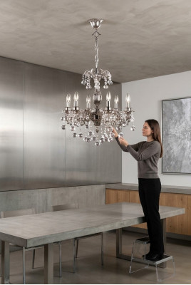 Lampadario lussuoso classico in cromo e cristallo per il soggiorno.