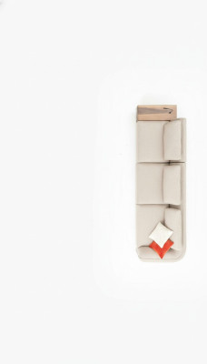 Comodo divano a 5 posti in beige sobrio e design moderno.