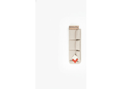 Comodo divano a 5 posti in beige sobrio e design moderno.