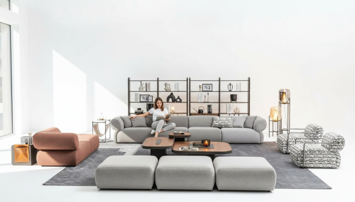 Set di divani moderni a sei posti, tre posti e pouf.