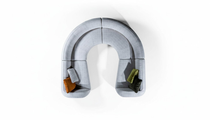 Divano a angolo design a forma di U per soggiorno imbottito.