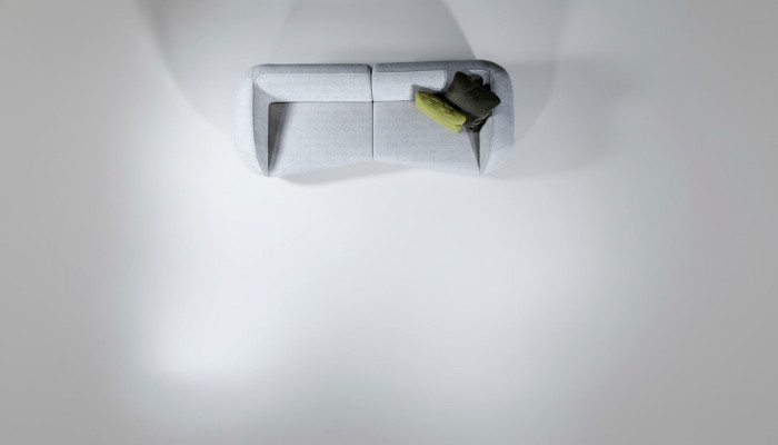 Divano grigio in tessuto moderno a quattro posti del designer per il soggiorno. Nuovo.