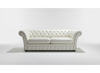 Divano Chesterfield di lusso a tre posti in bianco per il salotto.