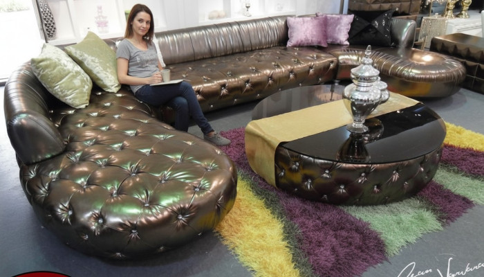 Divano ad angolo Chesterfield a forma di U, divano di lusso, salotto d'angolo oro.