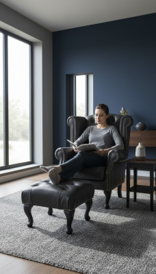 Lussuosa poltrona con poggia piedi Chesterfield in pelle nera moderna.
