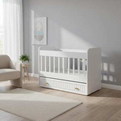 Lettino per bambini con cassettone bianco in stile per la camera dei bambini.
