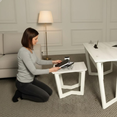 Tavolino bianco moderno in legno esclusivo stile studio.