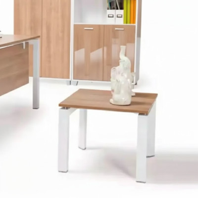 Tavolino marrone esclusivo per il soggiorno. Mobili da designer per il soggiorno. Tavolo da ufficio.