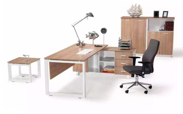 Mobili per ufficio, scrivania, armadietto per documenti, tavolino 4 pezzi. Set di arredamento.
