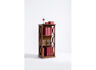 Classico scaffale marrone per libri, stile elegante, mobili da soggiorno.