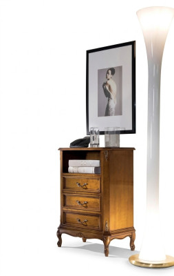 Comò classico in legno marrone per soggiorno con 3 cassetti e lampada design.
