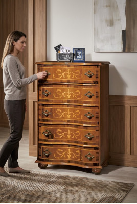 Classico mobile da soggiorno in legno di design con cassetti della console.