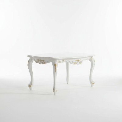 Tavolino classico bianco in legno per il salotto.