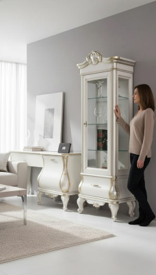 Lussuoso armadio in legno con vetrina di vetro. Classico mobile bianco con vetrine.
