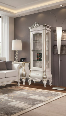 Lussuoso armadio in legno con vetrina di vetro. Classico mobile bianco con vetrine.