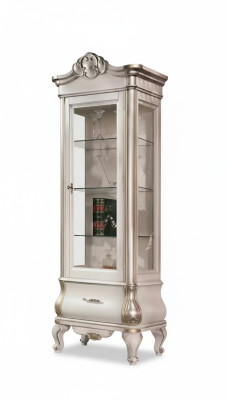 Lussuoso armadio in legno con vetrina di vetro. Classico mobile bianco con vetrine.