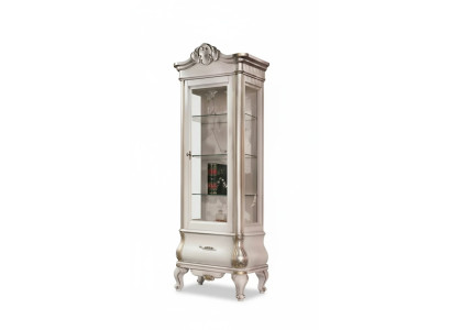 Lussuoso armadio in legno con vetrina di vetro. Classico mobile bianco con vetrine.