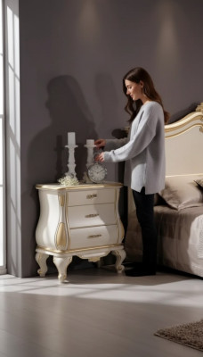 Comodino moderno in legno bianco nel classico stile di arredamento della camera da letto.