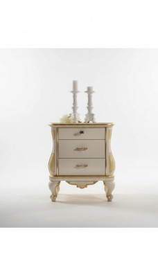 Comodino moderno in legno bianco nel classico stile di arredamento della camera da letto.