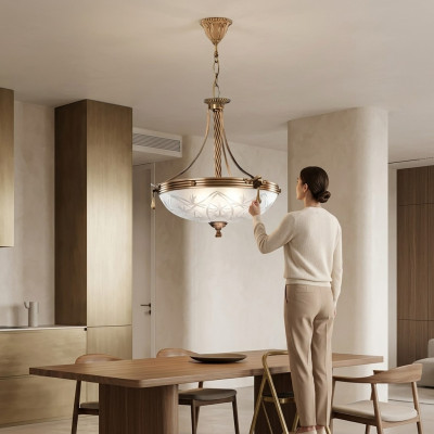 Lampadario da soffitto in vetro grigio e oro.