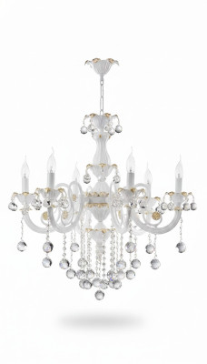 Lampadario di lusso a soffitto con pendenti di cristallo bianco.