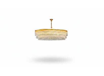 Lussuoso lampadario a soffitto in oro con cristalli di tipo lampadario a lume coronato.