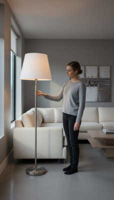 Lampada da terra in metallo bianco moderna.