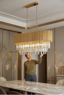 Lampadario a soffitto di lusso in oro con cristalli.