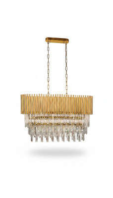 Lampadario a soffitto di lusso in oro con cristalli.