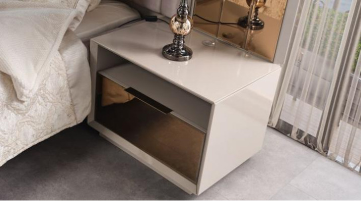 Impostare camera da letto moderna di lusso in legno beige per letto matrimoniale 3 pezzi.