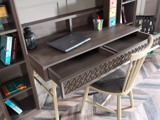 Set scrivania per computer 3 pezzi con scaffale in legno grigio.