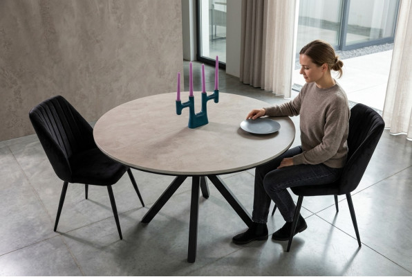 Tavolo da pranzo rotondo allungabile in legno grigio.