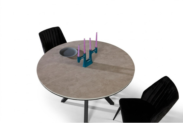 Tavolo da pranzo rotondo allungabile in legno grigio.