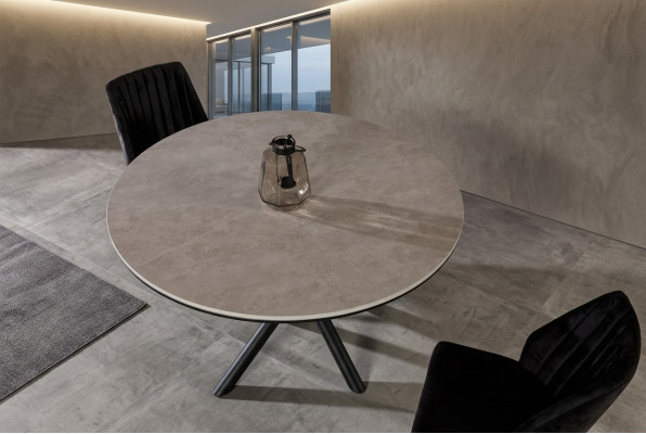 Tavolo da pranzo rotondo allungabile in legno grigio per la sala da pranzo.