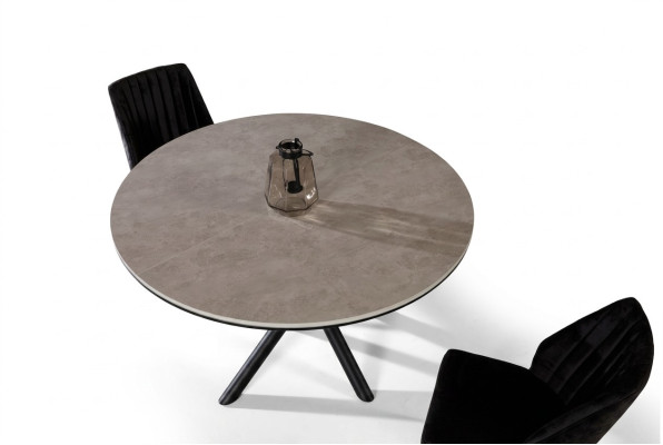 Tavolo da pranzo rotondo allungabile in legno grigio per la sala da pranzo.