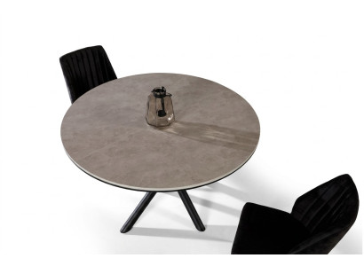 Tavolo da pranzo rotondo allungabile in legno grigio per la sala da pranzo.
