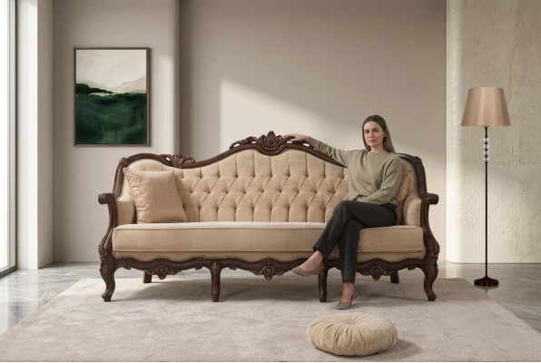 Divano Chesterfield a 3 posti, divano in tessuto beige di 235 cm.