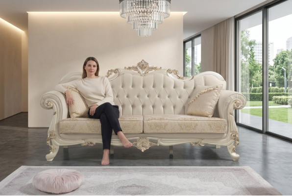 Divano a tre posti in stoffa beige Chesterfield.