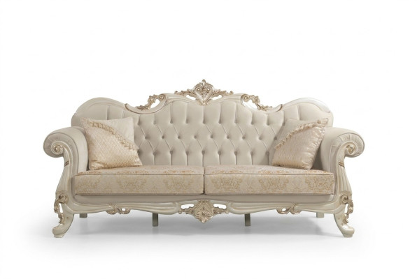 Divano a tre posti in stoffa beige Chesterfield.