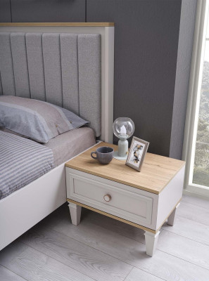 Imposta camera da letto matrimoniale: letto, comodini in legno grigio, 3 pezzi.