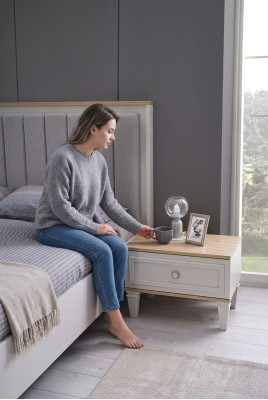 Gruppo di comodini in legno grigio per camera da letto.